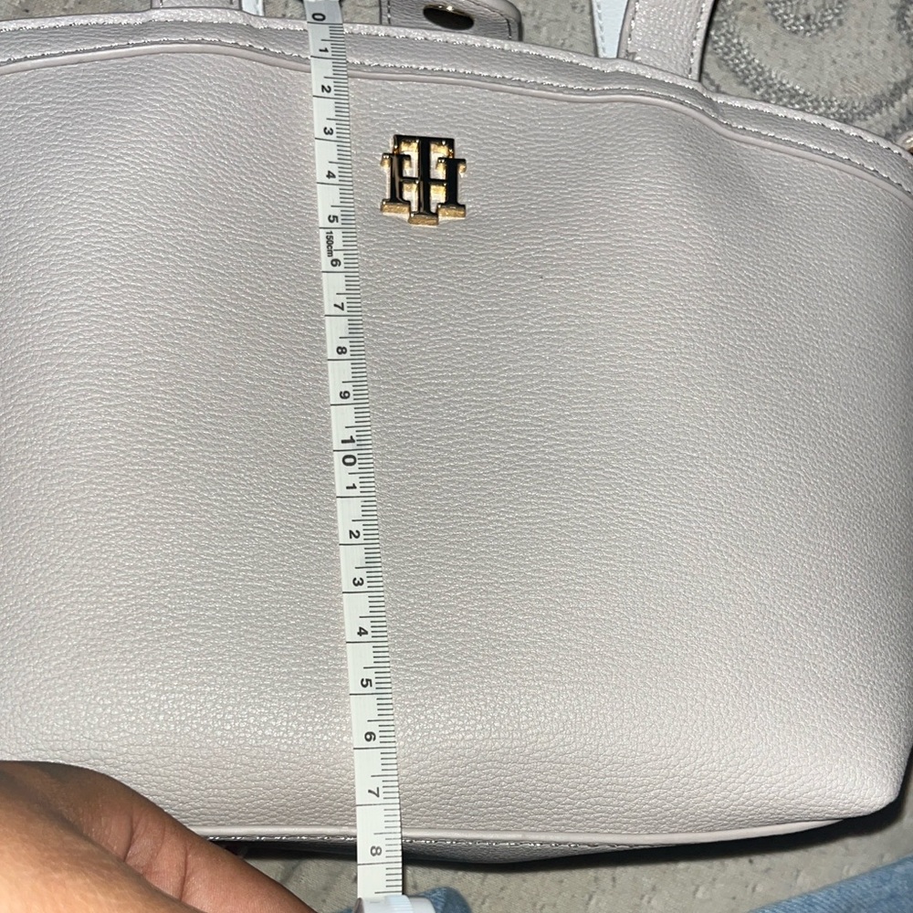 Tommy Hilfiger Light Gray Tote Bag - Picture 8 of 9